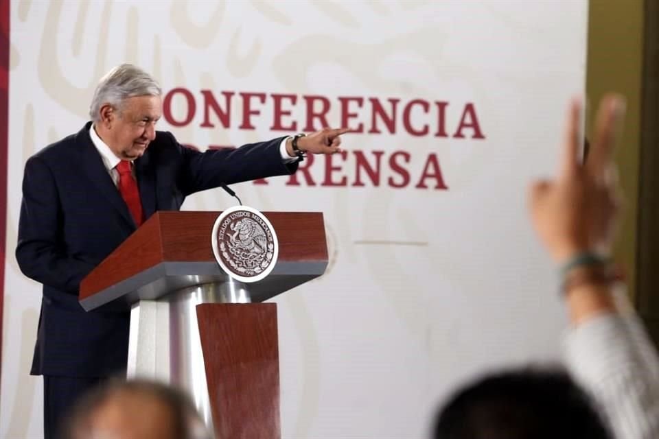 El Presidente defendió la construcción de 2 mil 700 sucursales del Banco del Bienestar y dijo que fondos para hacerlas están garantizados.