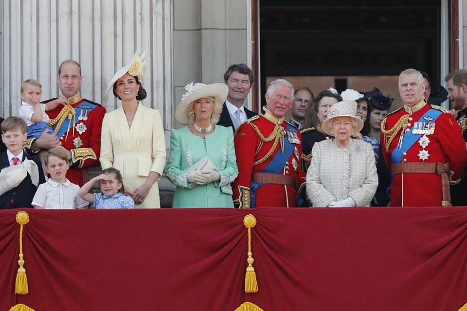 Según fuentes cercanas a la realeza, los Príncipes Carlos y Guillermo se enteraron de la decisión de los Duques de Sussex por televisión.