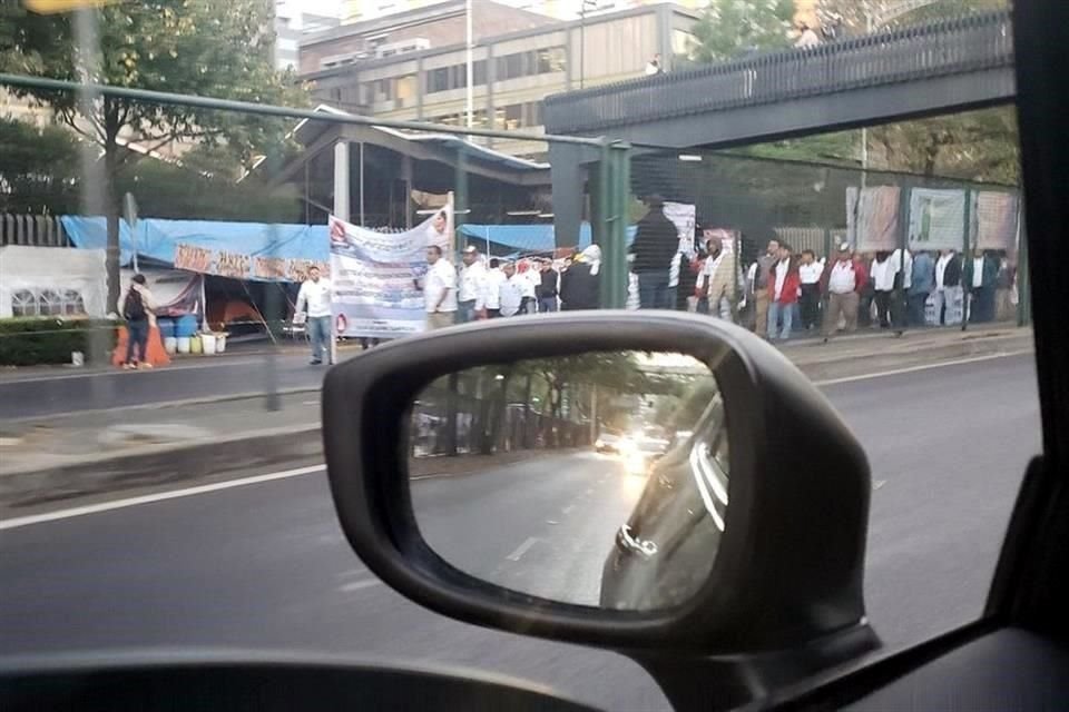 Un grupo de manifestantes bloquea la circulación en Avenida Marina Nacional en la Alcaldía de Miguel Hidalgo, frente a la Torre de Pemex.
