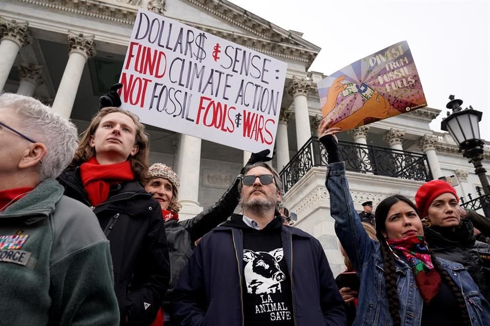 El actor participó este viernes en las protestas contra el cambio climático, organizadas por Jane Fonda.