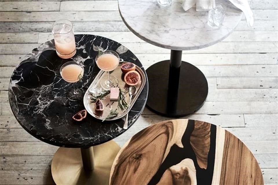 Complementa la sala de tu hogar con la mesa tipo bistro Black Marble de West Elm.<br>Tiene una base de metal y se puede ajustar el nivel de altura.<br>Su precio es de 579 dólares.