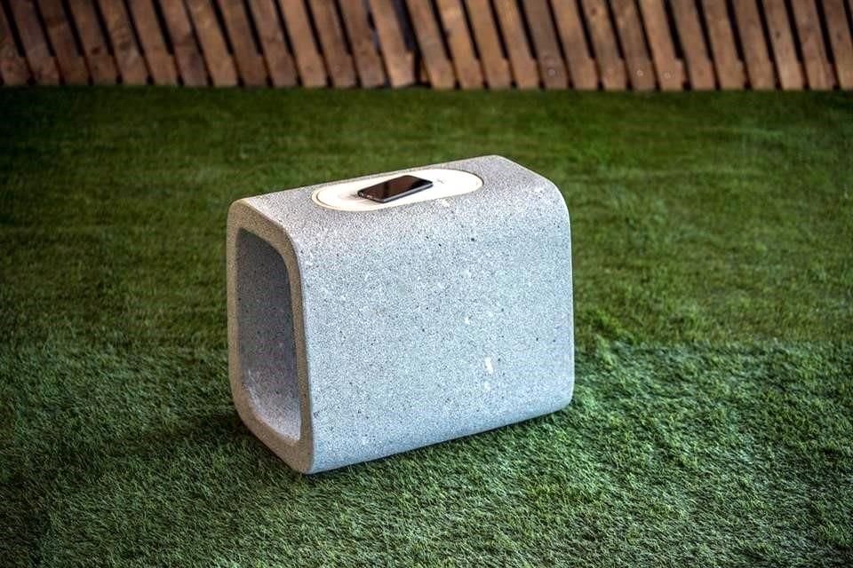 La empresa gra2003 tiene diferentes diseño de bancas, macetas y basureros hechos de granito.<br>Incluso cuenta con un bloque para cargar el celular.<br>Sus diseños son minimalistas.
