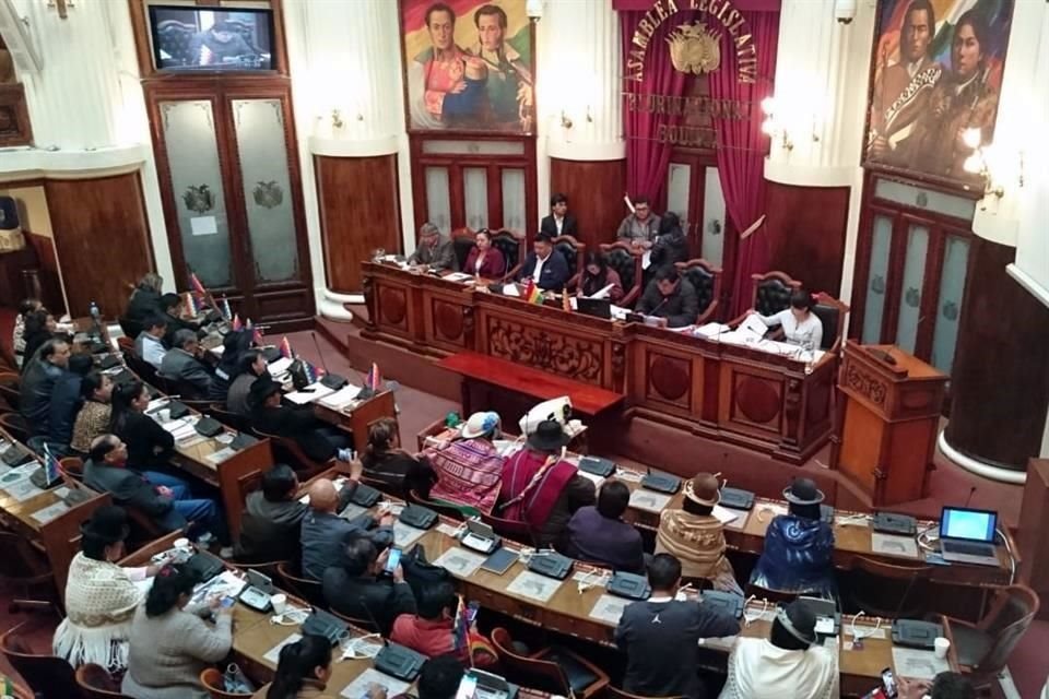 Senado boliviano aprobó proyecto de inmunidad para líderes nacionales y extranjeros, pero eliminando artículo que protegería a Evo Morales.