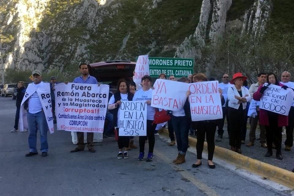 Los manifestantes portaban mantas con leyendas en contra de Ramón Abarca a quien atribuyen los desmontes en la Huasteca.