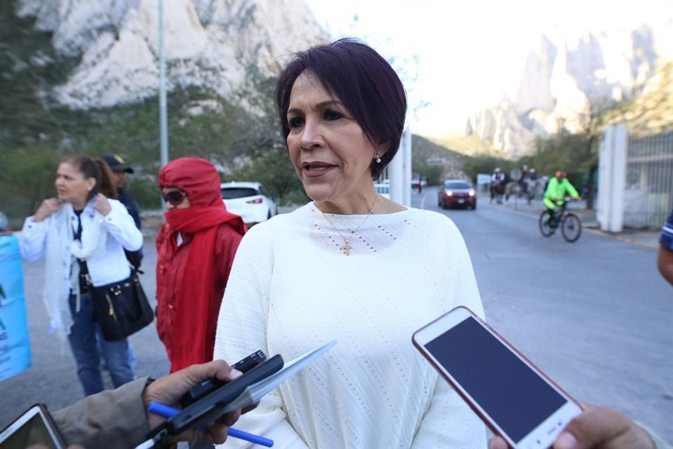 La suegra del Gobernador, María Teresa Martínez participó en la protesta. 