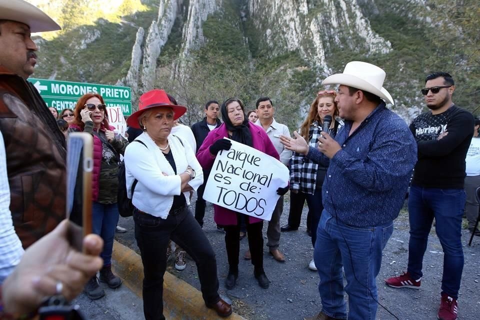 Unos 20 minutos después, habitantes del Ejido El Potrero confrontaron a los manifestantes cuestionando el objetivo de la protesta y criticaron que los quieran sacar.