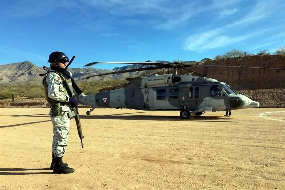 Los mandos militares que acompañan al Presidente en el encuentro arribaron a la zona en helicóptero.