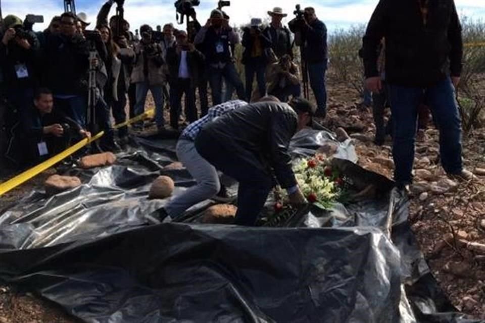 Integrantes de los LeBarón colocaron arreglos florales en uno de los puntos donde fueron atacados sus familiares en noviembre pasado.