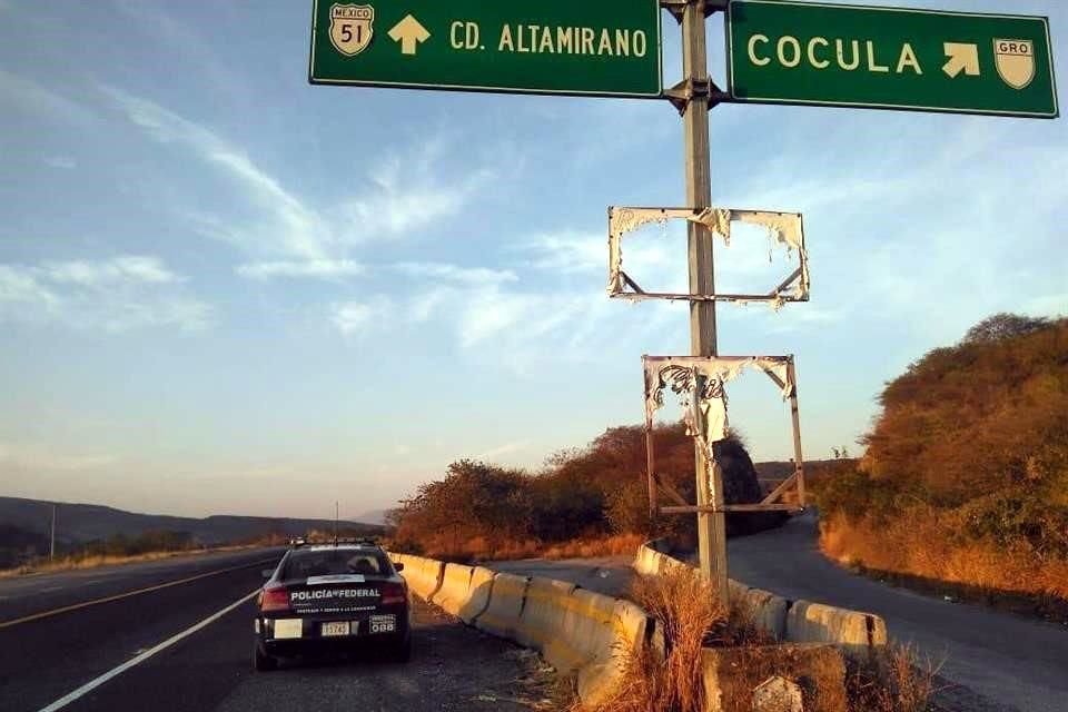 Los policías comunitarios exigen la instalación de retenes del Ejército y la Guardia Nacional.