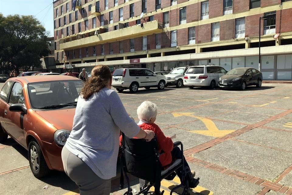 Una mujer a su llegada al módulo de la Secretaría de Bienestar. Sin opciones, los problemas tienen que atenderse en persona.