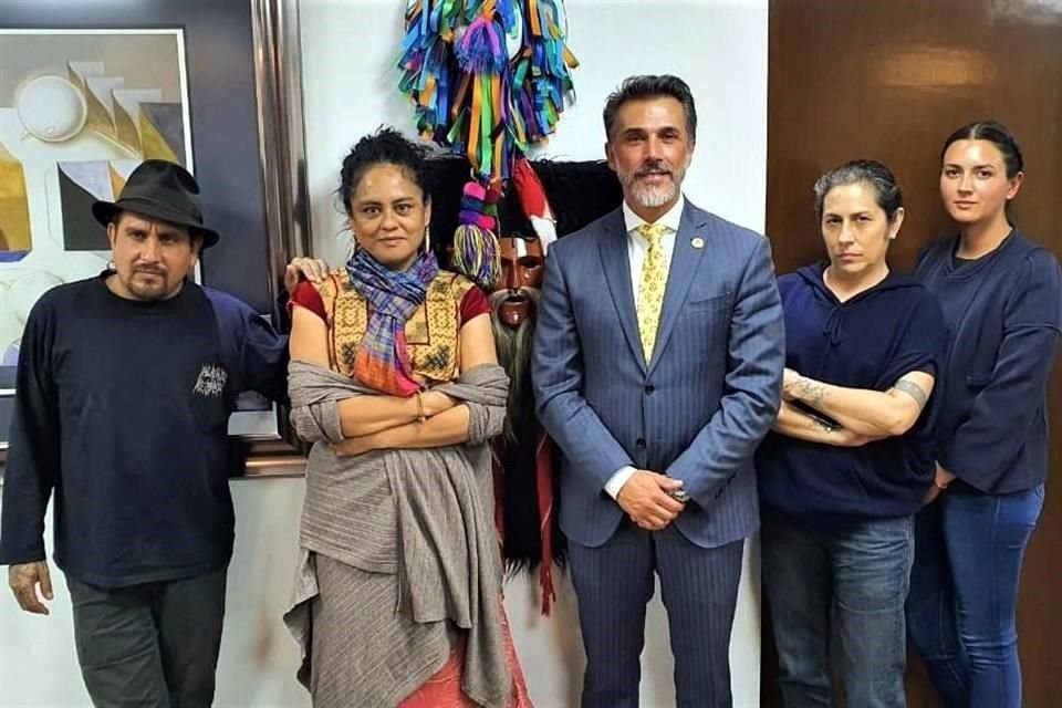 El diputado federal Sergio Mayer con los familiares del pintor oaxaqueño.