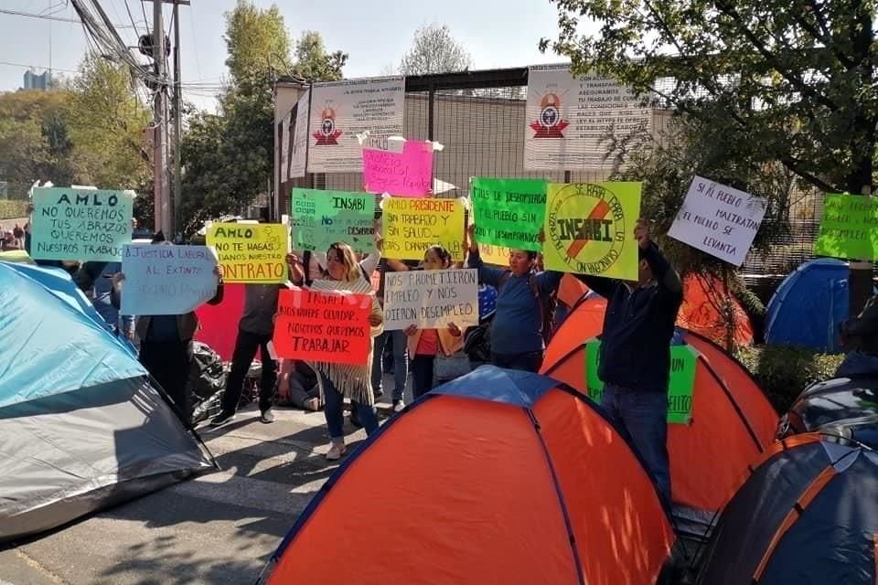 Los ex trabajadores instalaron un plantón afuera de las oficinas del hoy Insabi, en la CDMX.