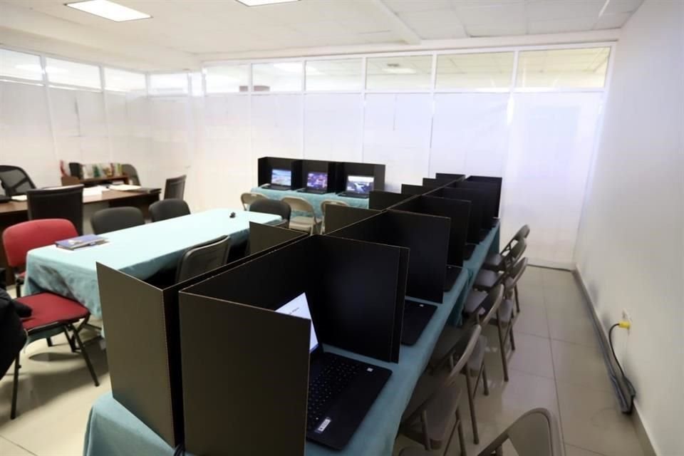 José Rodríguez, senador estatal de El Paso, Texas, entregó este día al Ayuntamiento de Ciudad Juárez un donativo de 15 computadoras.