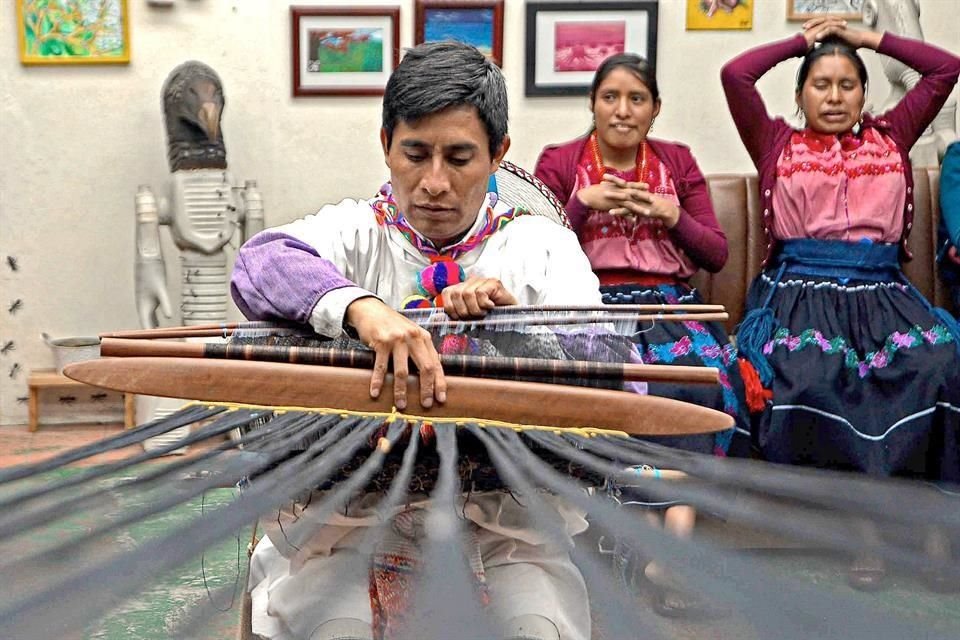 El tzotzil Alberto López Gómez aprendió de su madre y hermanas a tejer con telar de cintura.