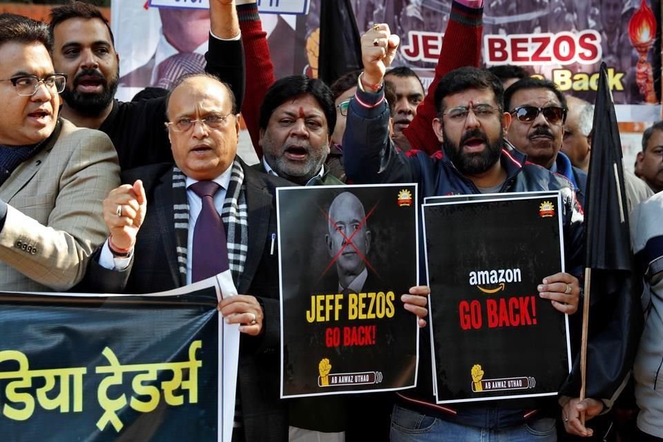 Bezos presenció una amarga recepción durante su visita a India esta semana. El regulador antimonopolio del país inició una investigación formal horas antes de su llegada y minoristas enfurecidos protestaron en las calles.