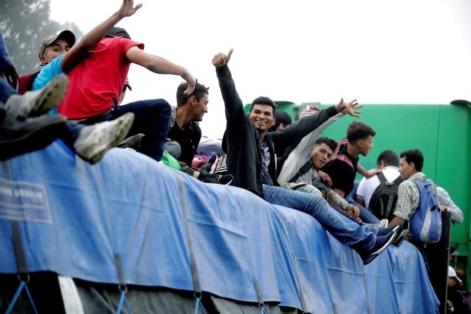 Un segundo grupo de inmigrantes hondureños salió este miércoles hacia el punto de Agua Caliente, fronterizo con Guatemala, como parte de una caravana que se dirige hacia Estados Unidos.