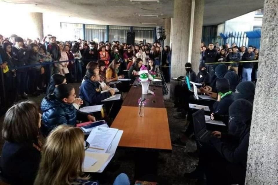 El diálogo público entre feministas y representantes de la Rectoría de la Universidad Nacional Autónoma de México (UNAM) y de la facultad duró dos horas y media. 