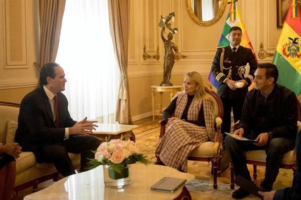 La Presidenta interina de Bolivia (centro), se reunió con el enviado de EU, Mauricio Claver-Carone (izq.).