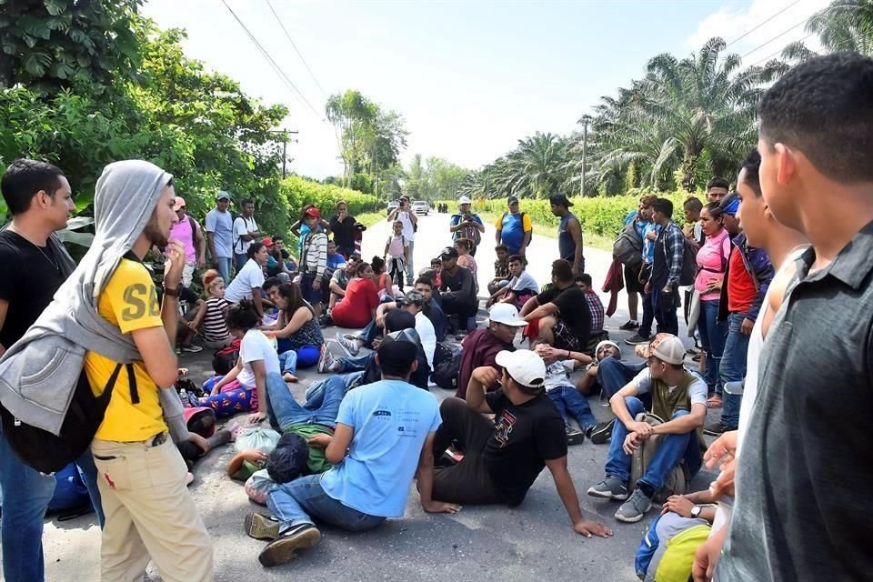 Grupos de migrantes hondureños que viajan en caravana rumbo a Estados Unidos.