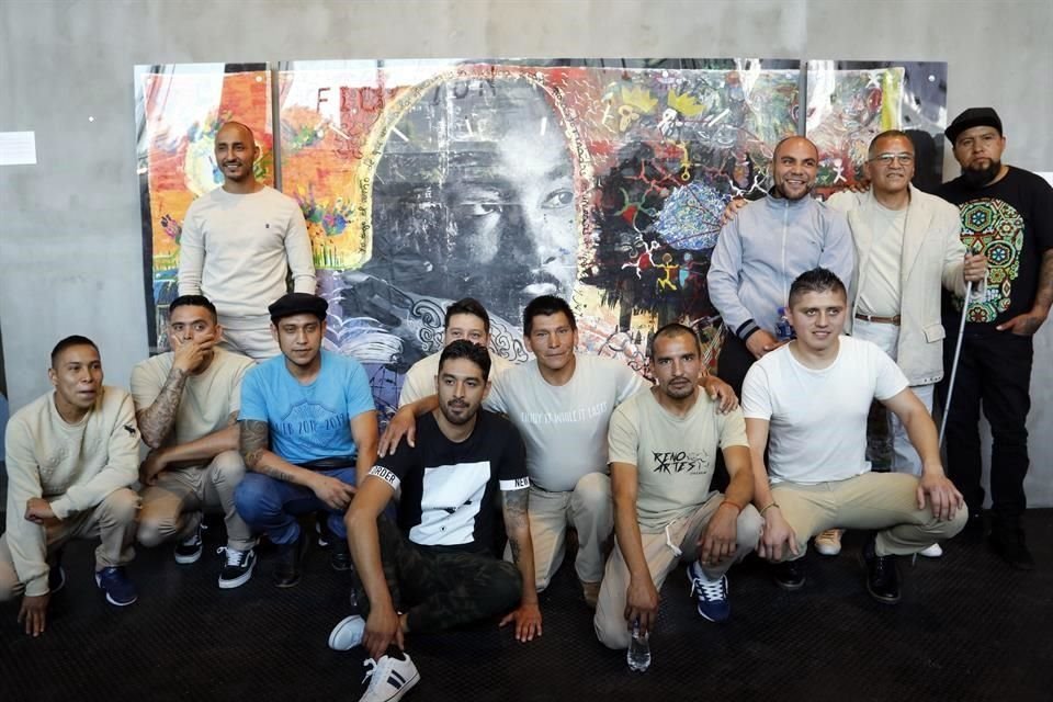 La exposición incluye fotografías -son retratos de los propios autores - intervenidas con materiales como el óleo, la acuarela y el pastel.