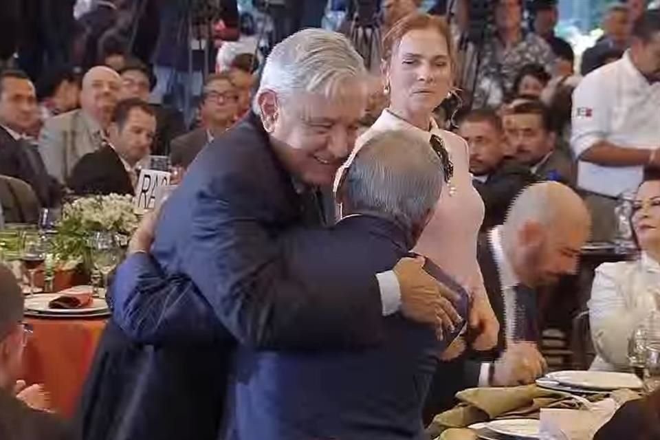 El Presidente recordó algunas vivencias que tuvo con Armando Manzanero, presidente de la SACM, durante el evento.