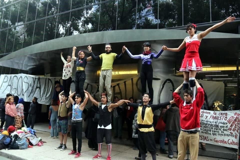 Los inconformes afuera de la Secretaría de Cultura, ubicada sobre Paseo de la Reforma.