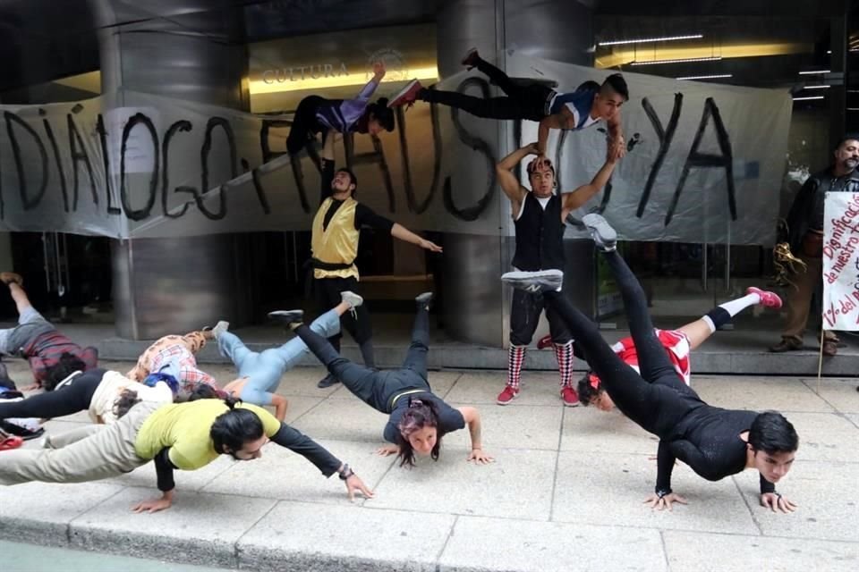 Los artistas realizaron presentaciones a las puertas del recinto.