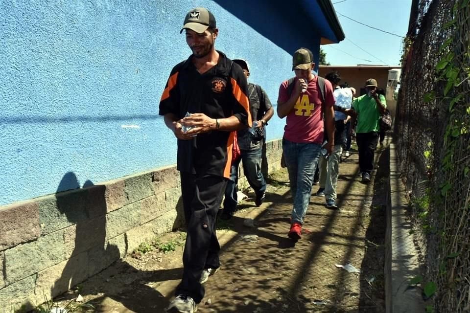 Los migrantes, que se encuentran aún del lado de Guatemala, esperan la llegada de más compañeros para cruzar a México.