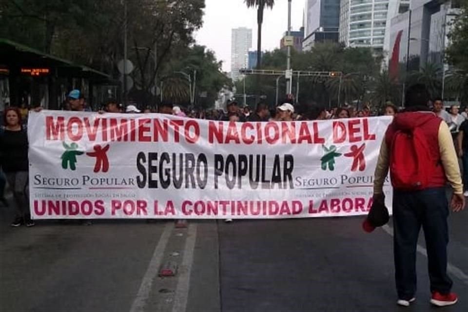 Los ex trabajadores se movilizan por Paseo de la Reforma.