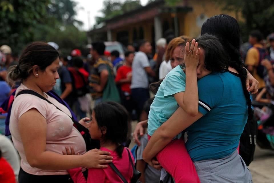 Migrantes hondureños se lamentan después de que miembros de la policía retuvieran la caravana para devolverlos haca la frontera con Honduras.