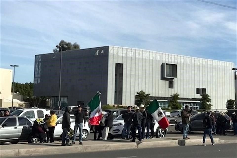 Afuera del campus se registran protestas contra la cervecera.