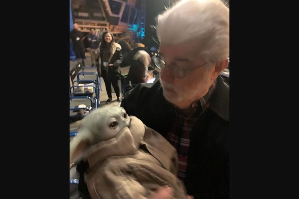 George Lucas visitó el set de 'The Mandalorian' y conoció a 'Baby Yoda'.