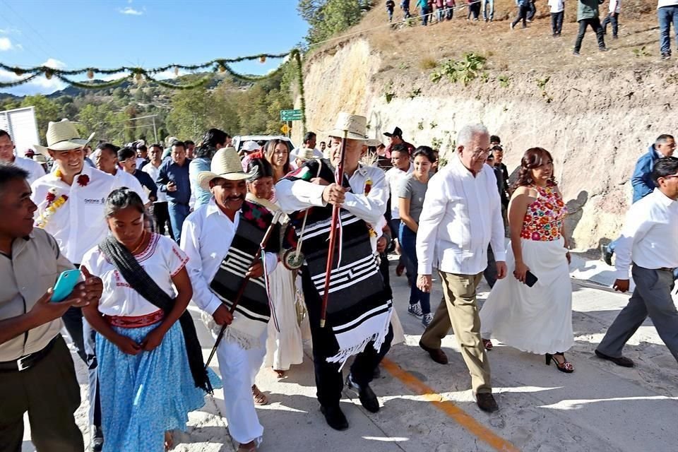 El Presidente AMLO acudió a una comunidad de la Mixteca de Oaxaca a inaugurar un camino de concreto.