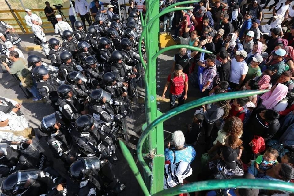 Decenas de elementos de la Guardia Nacional resguardan el acceso del lado mexicano.