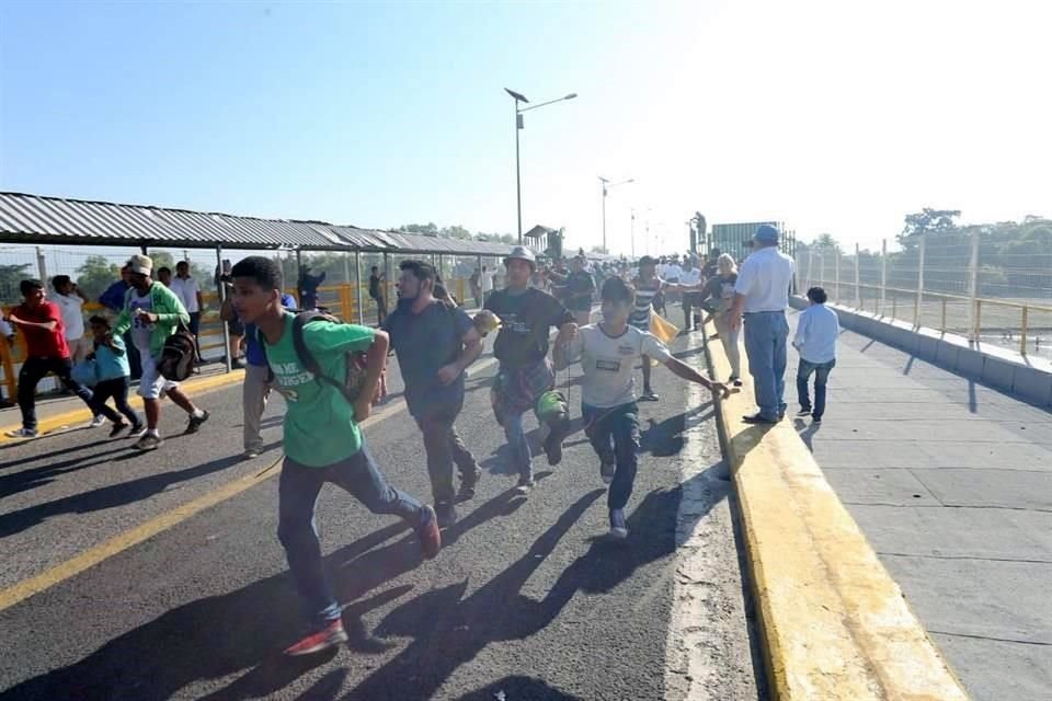Los migrantes que lograron cruzar fueron asegurados metros más adelante.