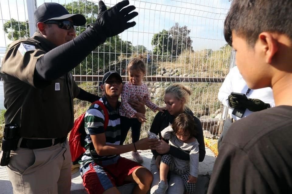 Mientras que la mayoría presiona sobre el Puente para que dejen pasar a todo el contingente.