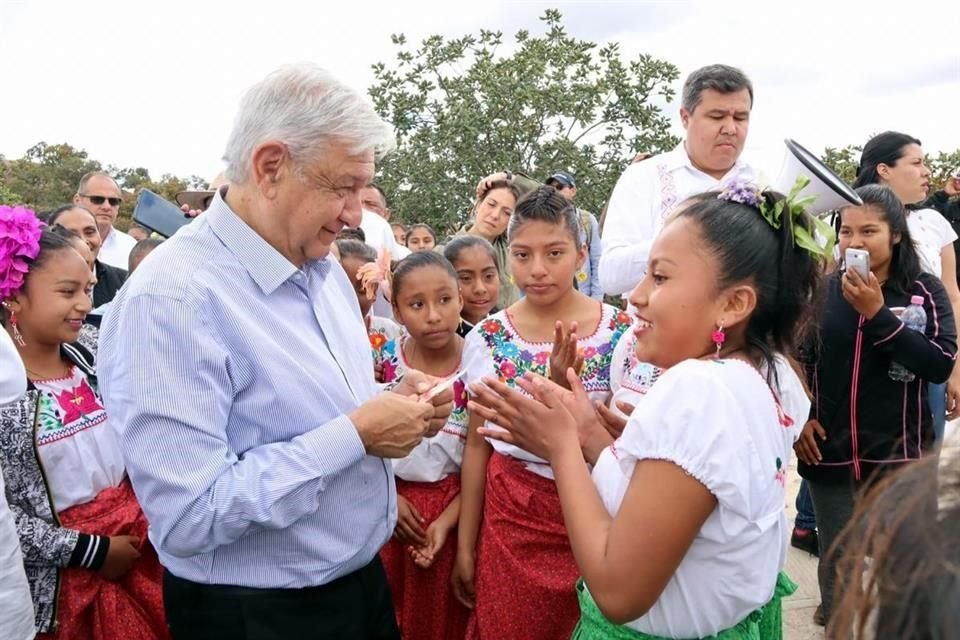 AMLO recalcó la gratuidad en hospitales y centro de salud, sin cuotas de recuperación.