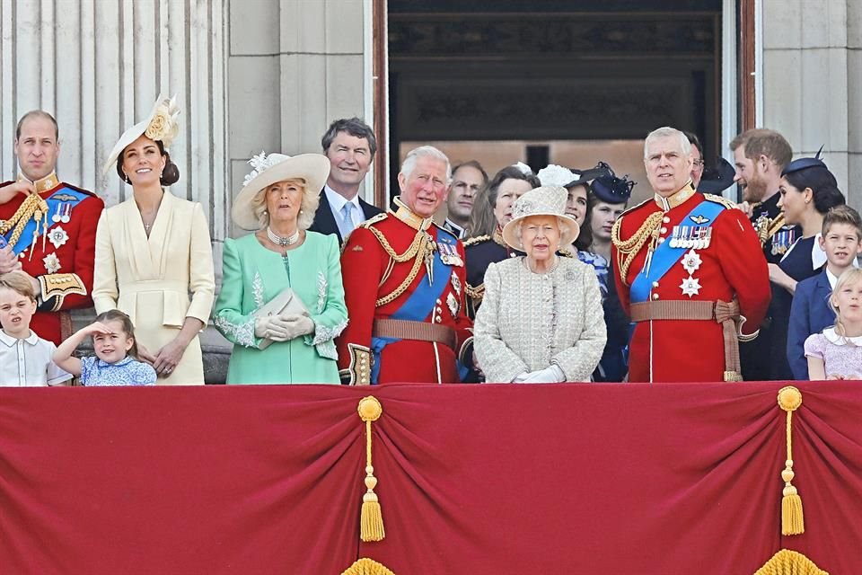 La salida del Príncipe Enrique y Meghan Markle de la monarquía británica expone debilidades del clan Windsor de autoridad, seguridad y más.