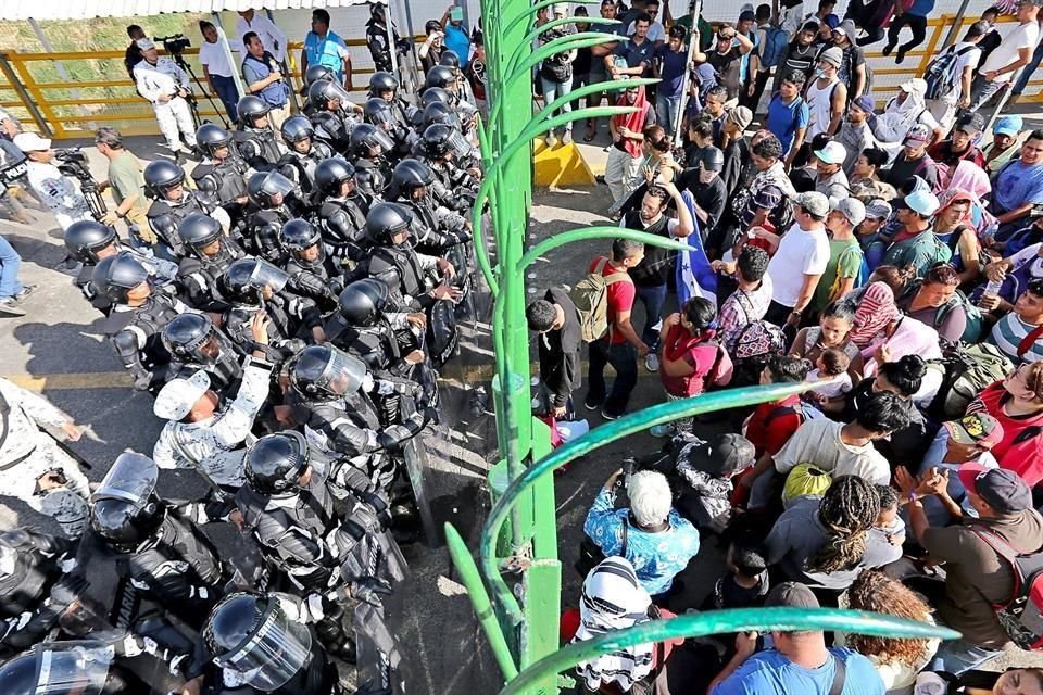 Alrededor de 1,500 migrantes de caravana procedente de Honduras intentaron ingresar por la fuerza a México pero fueron contenidos por la GN.