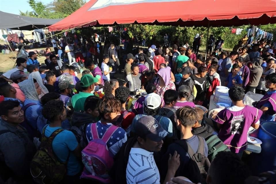 Los migrantes reciben agua, alimentos y atención médica.