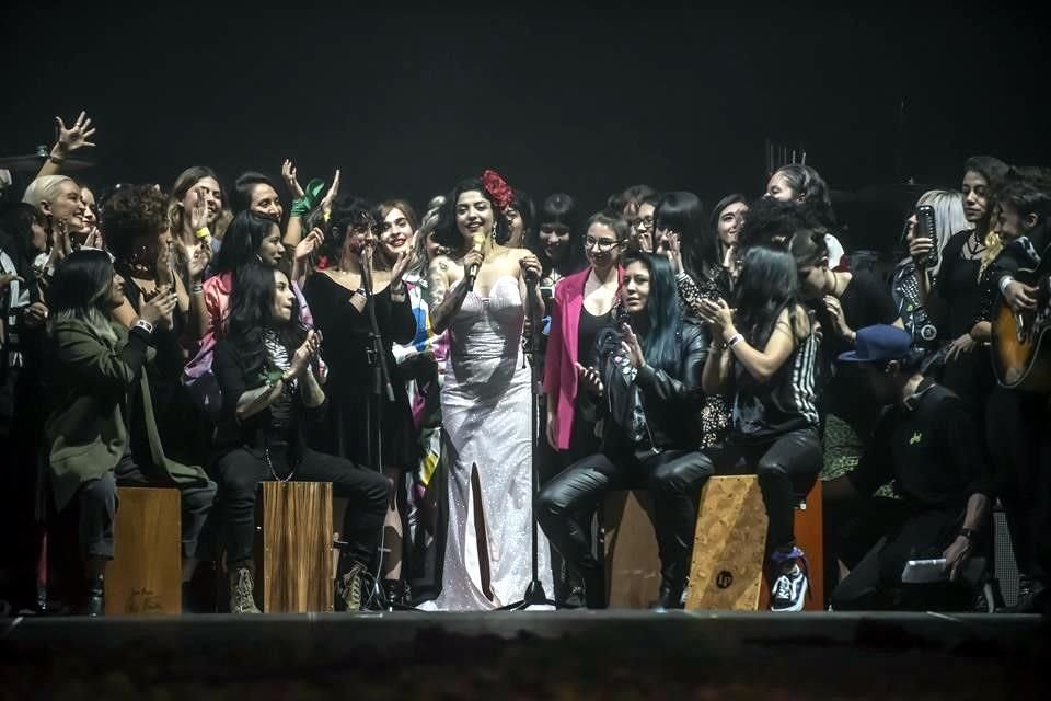 Laferte estuvo acompañada de mujeres que ondearon pañuelos verdes, símbolo de  la lucha feminista.