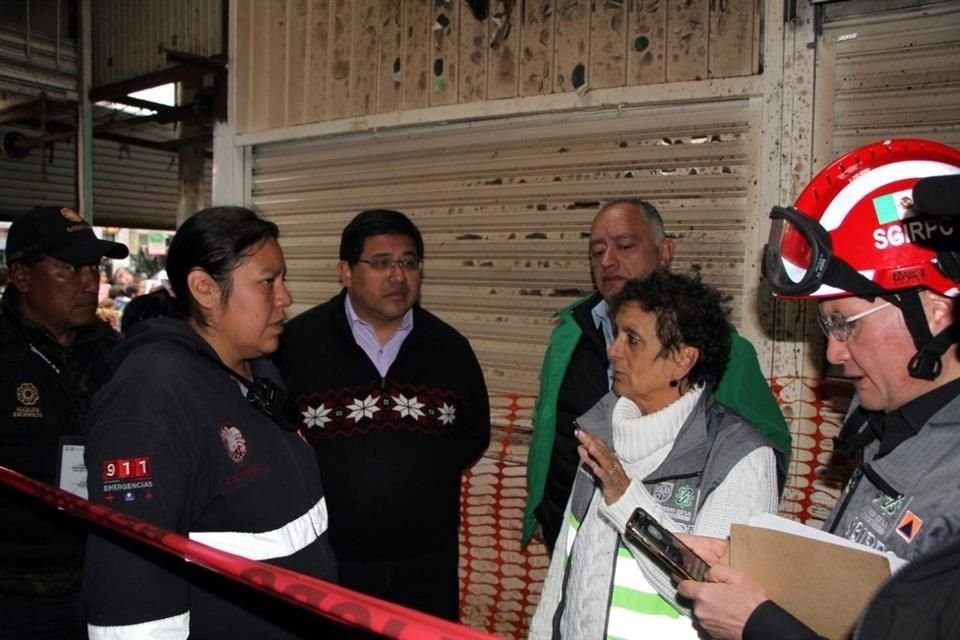 Para hacer trabajos de limpieza e inventario de daños, 12 locatarios y 20 vendedores en puestos afectados por incendio en Mercado de Flores serán reubicados en la explanada de Xochimilco.