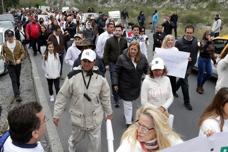 Integrantes de diferentes agrupaciones, visitantes y deportistas marcharon para exigir que se frene la urbanización de La Huasteca.