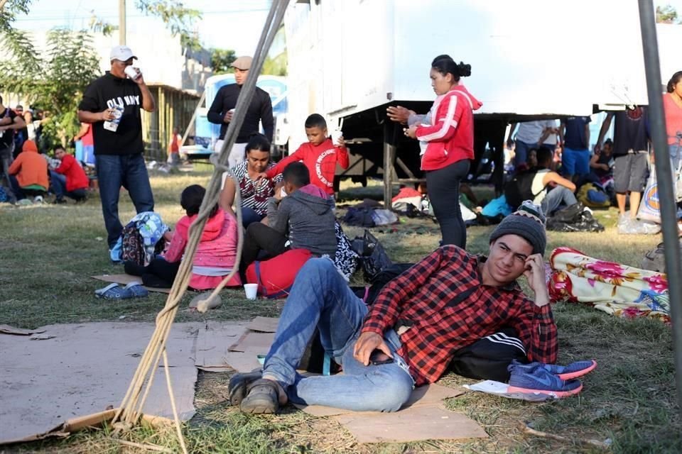 Ayer, migrantes pasaron el día en un albergue habilitado por autoridades en Tecún Umán, Guatemala.