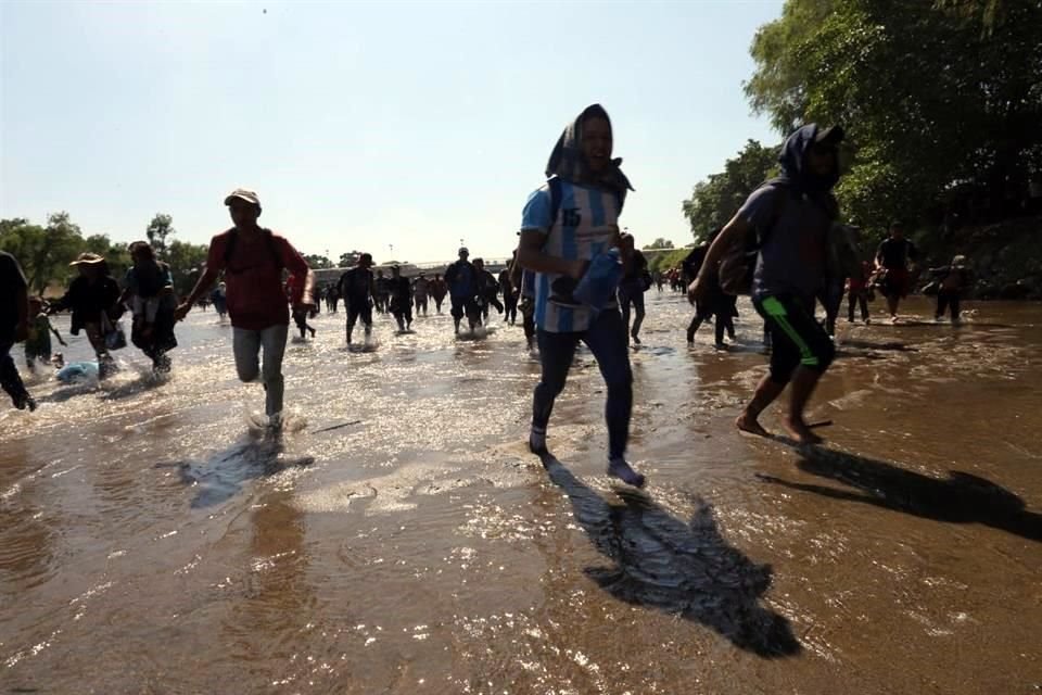 Los migrantes optaron por cruzar el río, ante el bajo nivel que presenta.