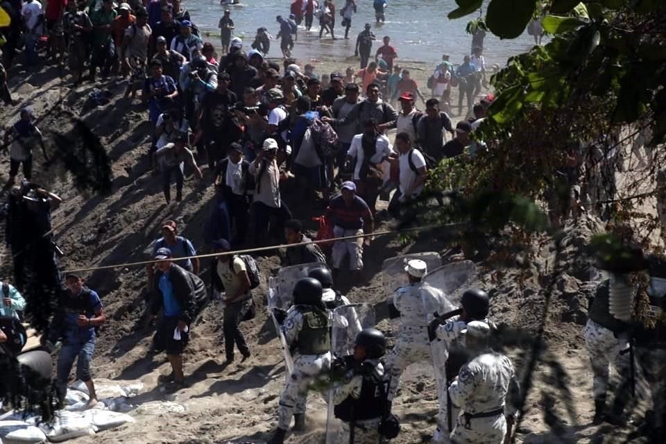 Los elementos de la Guardia Nacional se vieron superados por los migrantes.