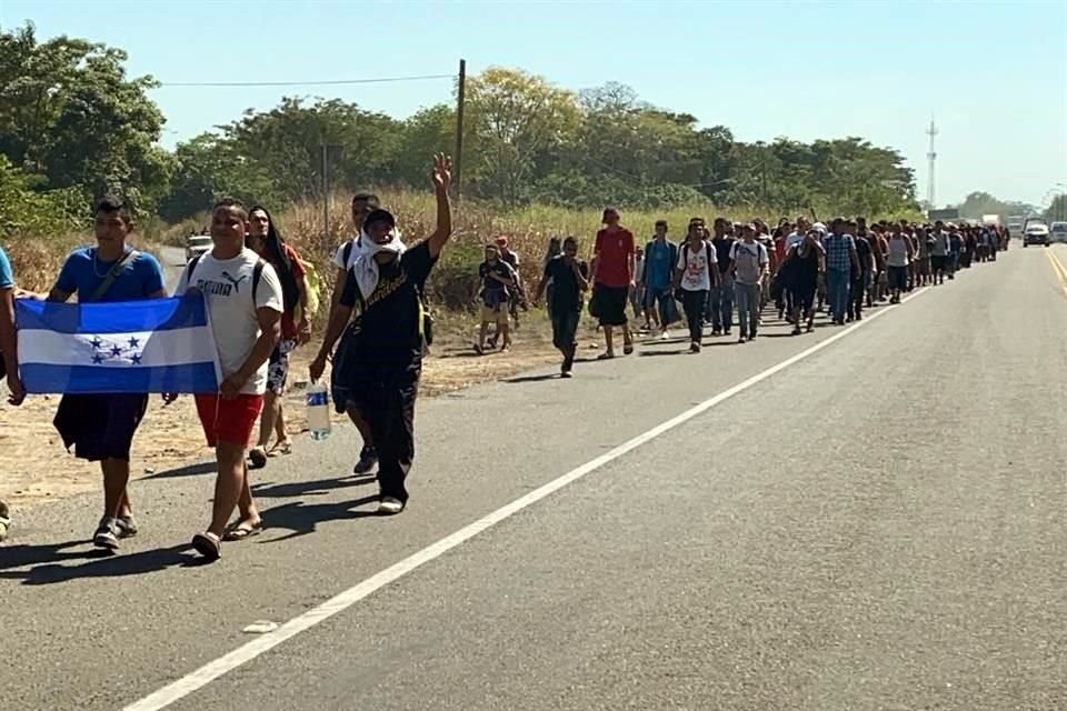 Parte de la caravana migrante se dirige a la ciudad de Tapachula.