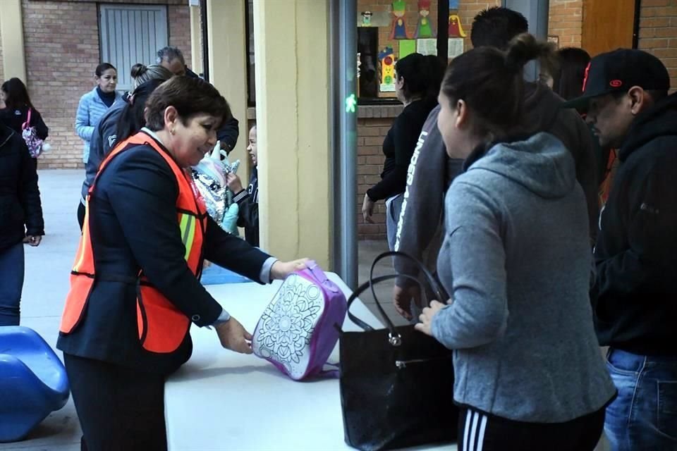 Tras el tiroteo, alumnos y personal del Colegio Cervantes fueron sometidos al programa Mochila Segura al momento de ingresar a la institución.