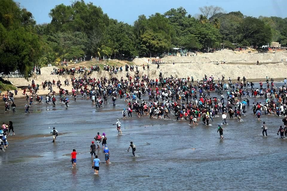 Ante la negativa del Gobierno de México de darles libre tránsito por el País, cientos de centroamericanos cruzaron por el Río Suchiate.