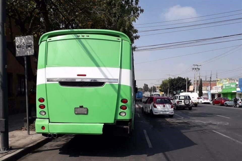 El conductor del taxi se estampó contra la parte trasera del vehículo de pasajeros de la Ruta 14, que se encontraba detenido.